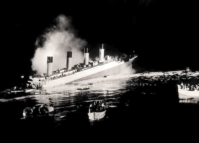 سفينة تيتانيك اثناء انهيارها